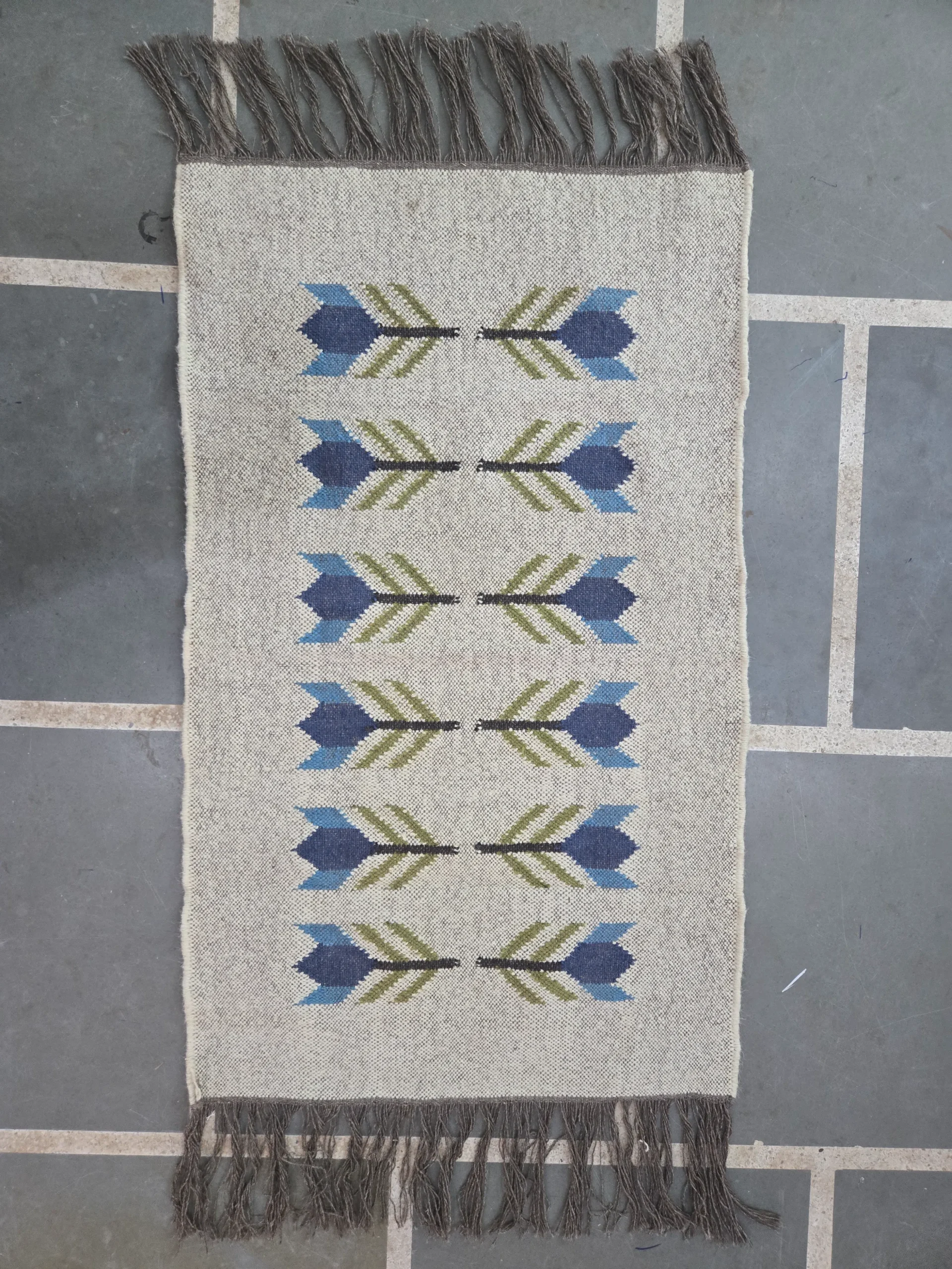 Blue arrow pattern kilim rug
