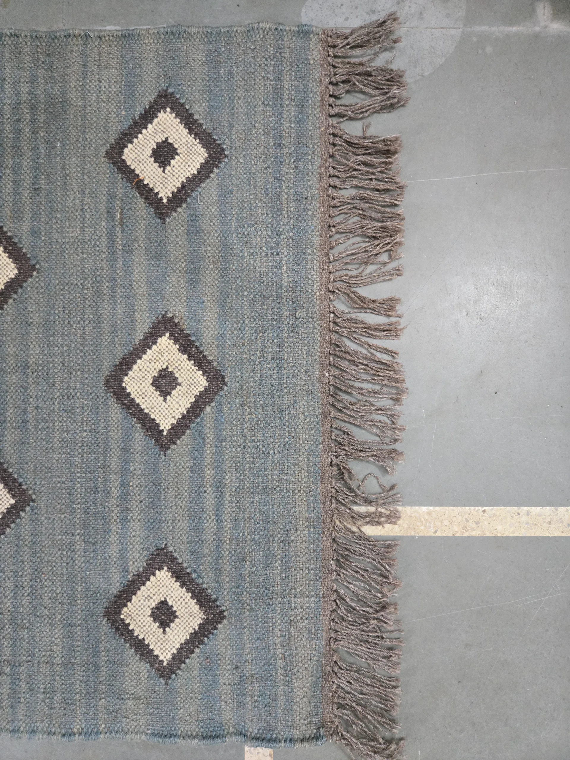 Blue gray diamond pattern rug