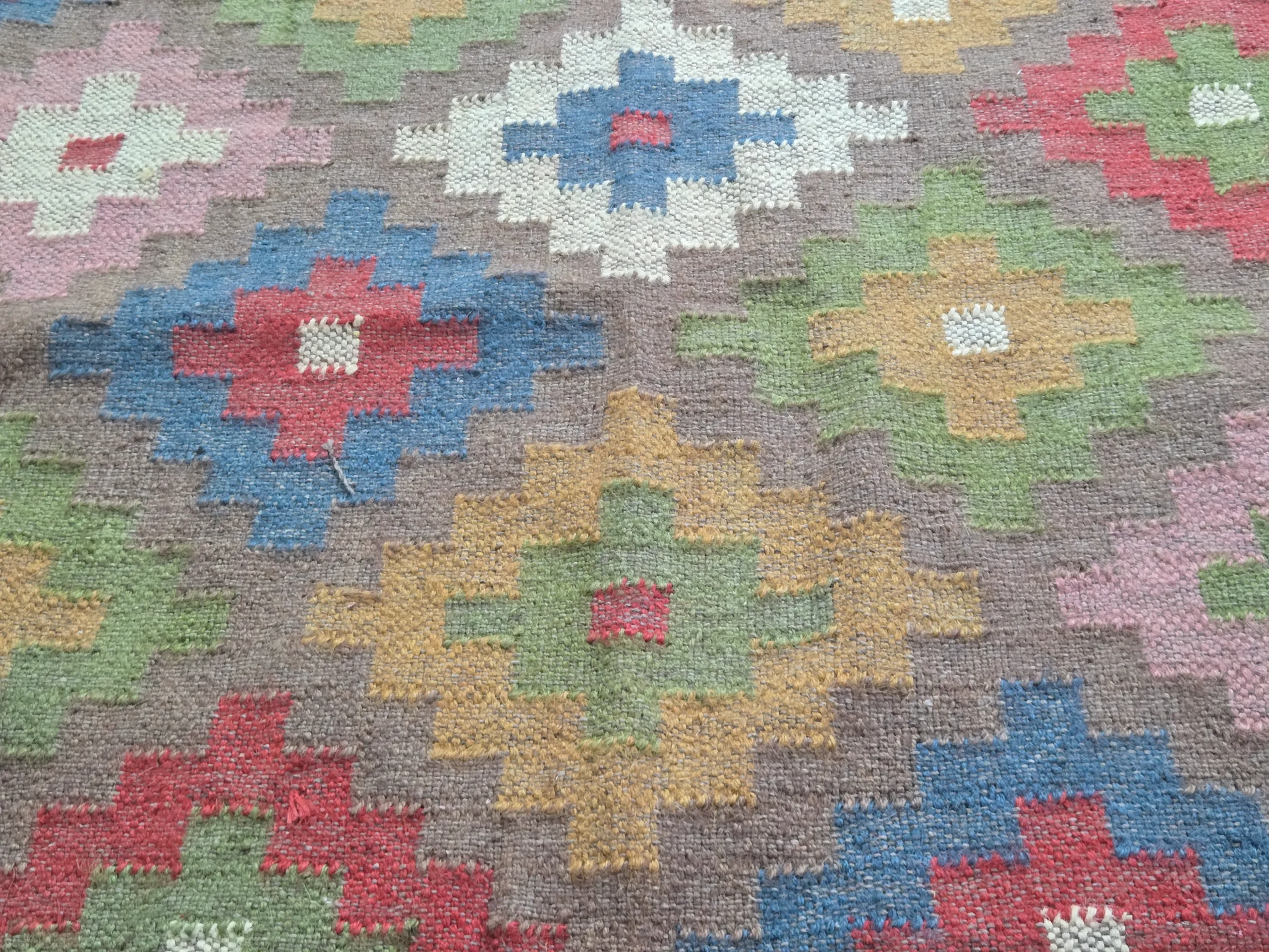 Bold geometric motif area rug