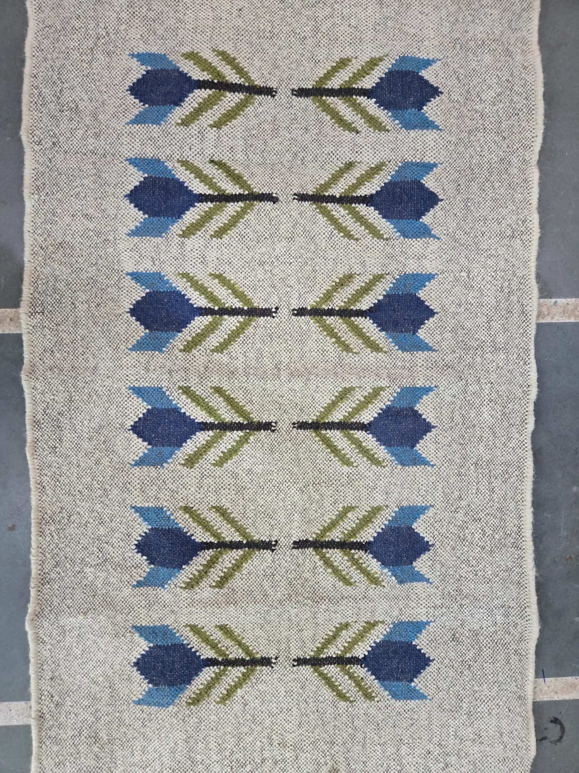 Decorative arrow pattern area rug