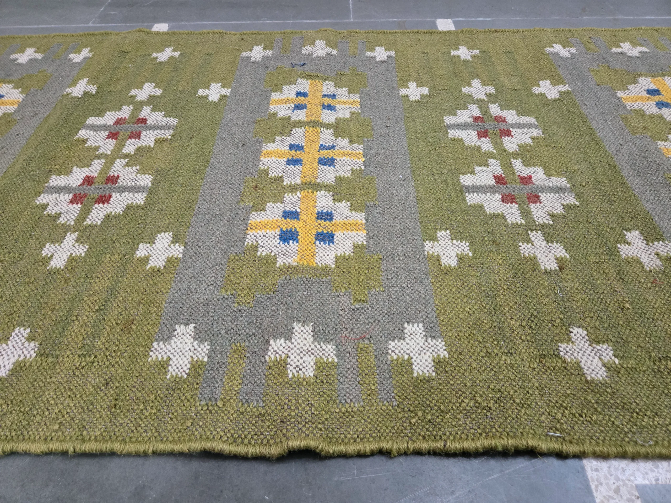 Rustic farmhouse kilim rug design