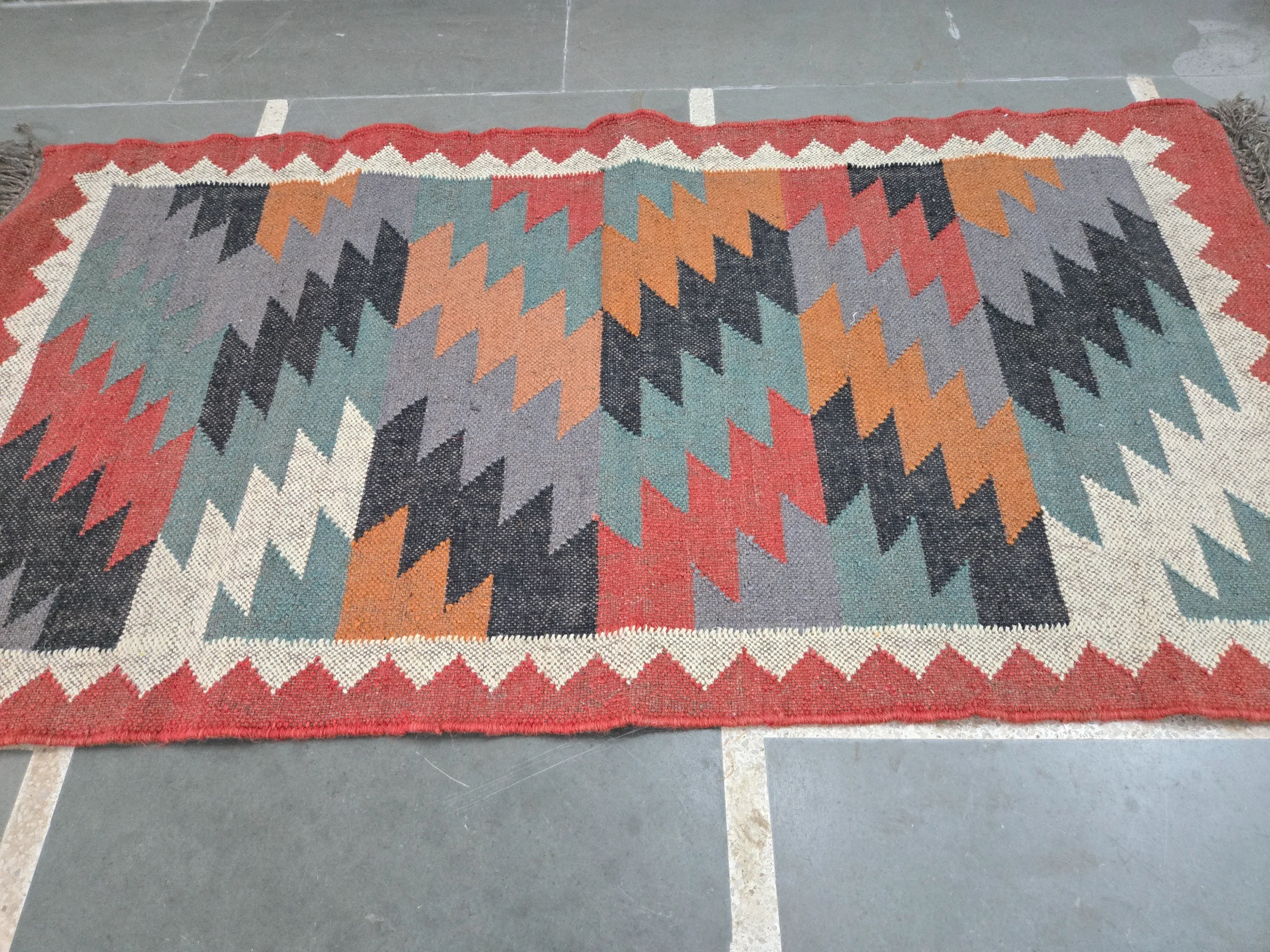 Traditional wool jute flatweave rug