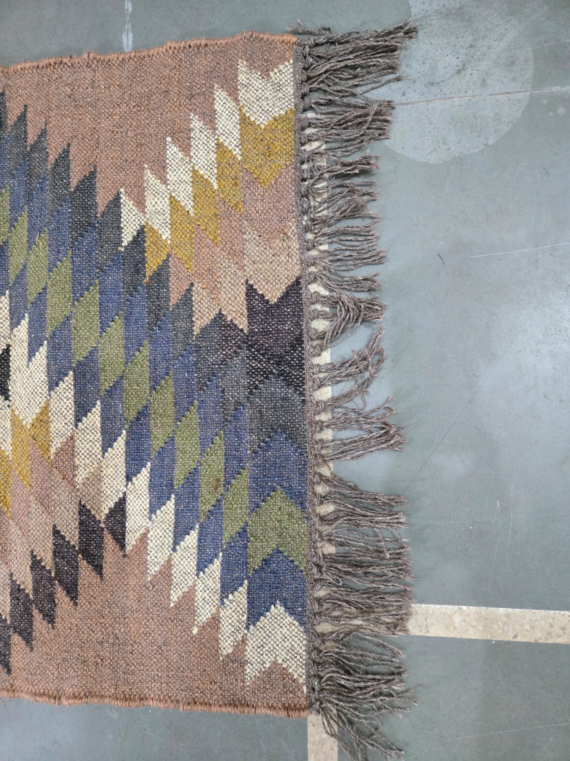 Tribal zigzag pattern Moroccan rug